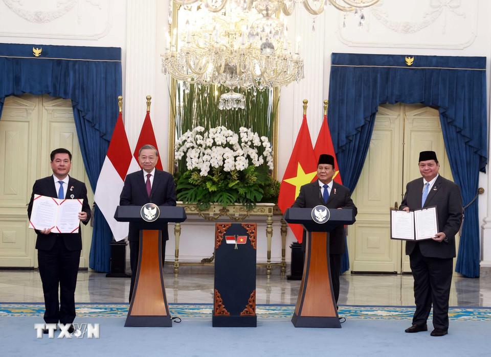 Tổng Bí thư Tô Lâm và Tổng thống Cộng hòa Indonesia Prabowo Subianto chứng kiến lễ trao các văn kiện hợp tác - Ảnh: TTXVN