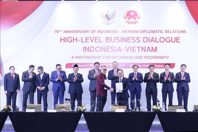 Tổng Bí thư Tô Lâm chứng kiến trao các thoả thuận hợp tác giữa doanh nghiệp Việt Nam - Indonesia - Ảnh: TTXVN