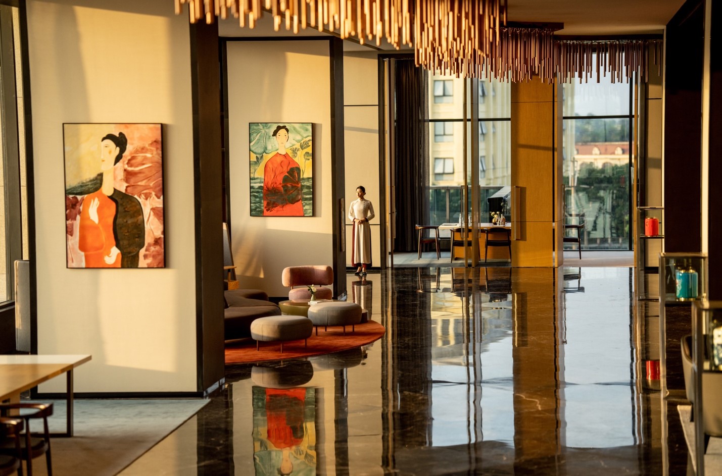 Sảnh khách sạn đậm tính nghệ thuật bản địa tại Crowne Plaza Vĩnh Yên City Centre.