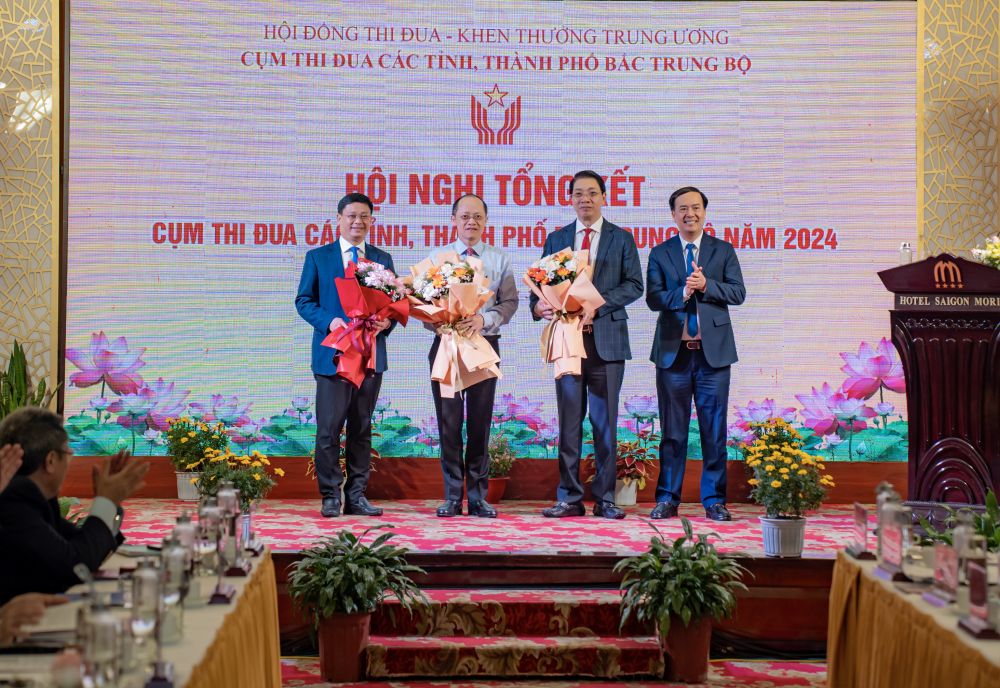 Phó Trưởng ban Ban Thi đua - Khen thưởng Trung ương Nguyễn Anh Tuấn tặng hoa chúc mừng Cụm thi đua các tỉnh, thành phố Bắc Trung Bộ