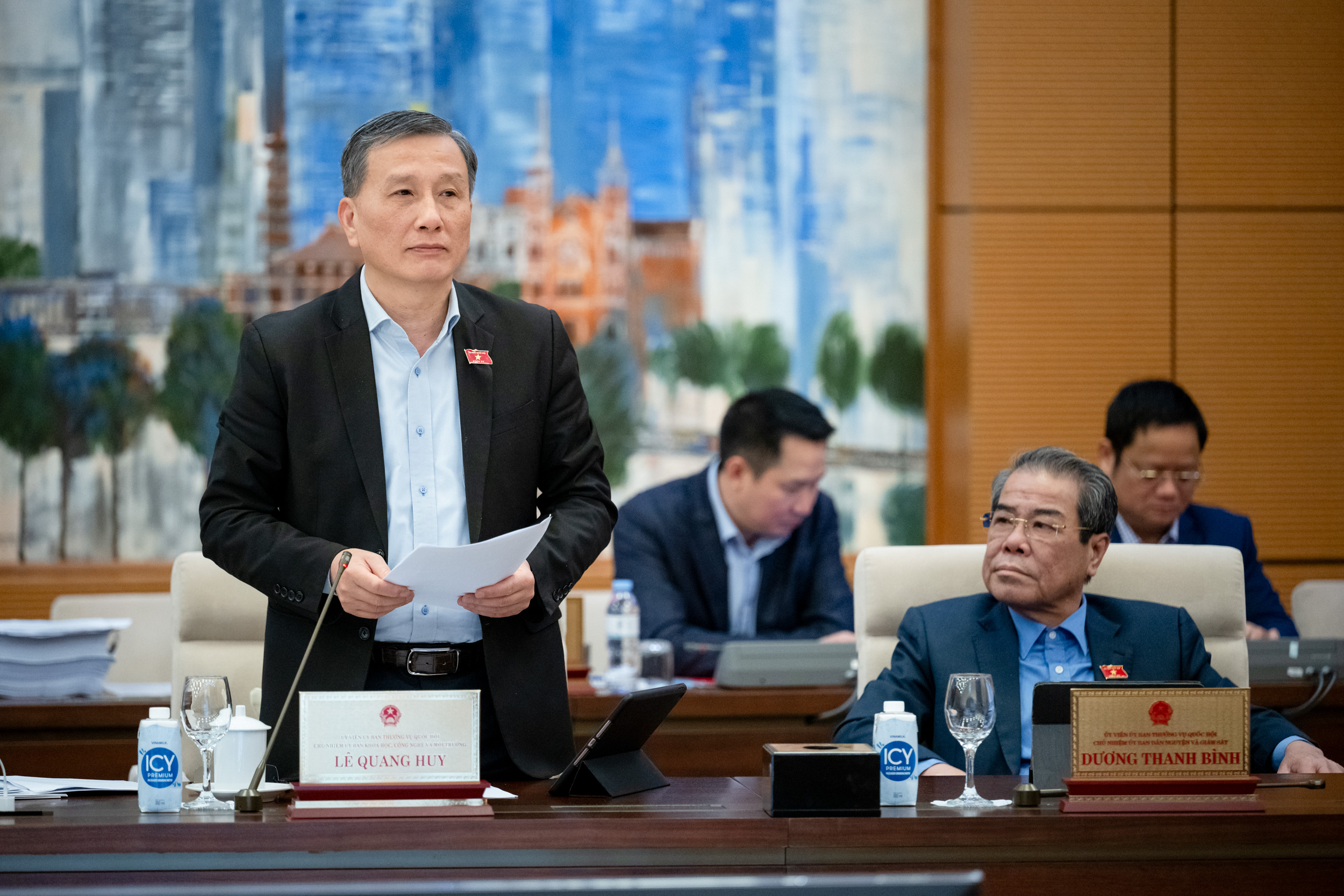 Chủ nhiệm Ủy ban Khoa học, Công nghệ và Môi trường Lê Quang Huy trình bày báo cáo thẩm tra. Ảnh: Media Quốc hội