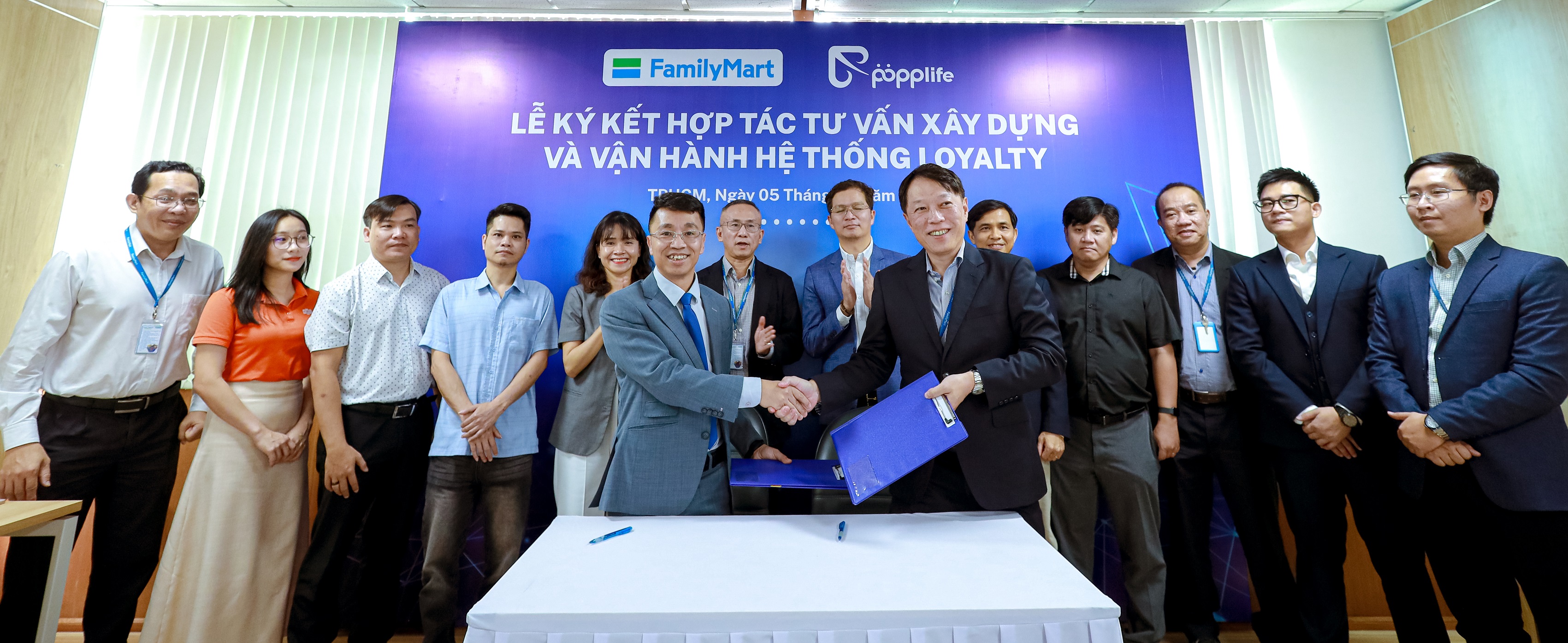 &Ocirc;ng Phan Kh&aacute;nh To&agrave;n (h&agrave;ng đầu, b&ecirc;n tr&aacute;i) đại diện Popplife v&agrave; &ocirc;ng Kirimura Akira, Tổng gi&aacute;m đốc FamilyMart Việt Nam, k&yacute; kết hợp t&aacute;c.