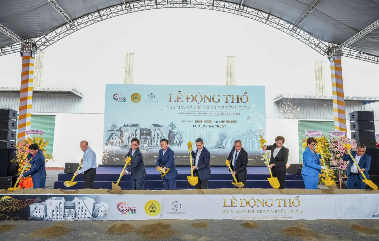 Các đại biểu tiến hành nghi thức động thổ Nhà máy cà phê năng lượng Trung Nguyên Legend. Ảnh: TRUNG NGUYÊN LEGEND
