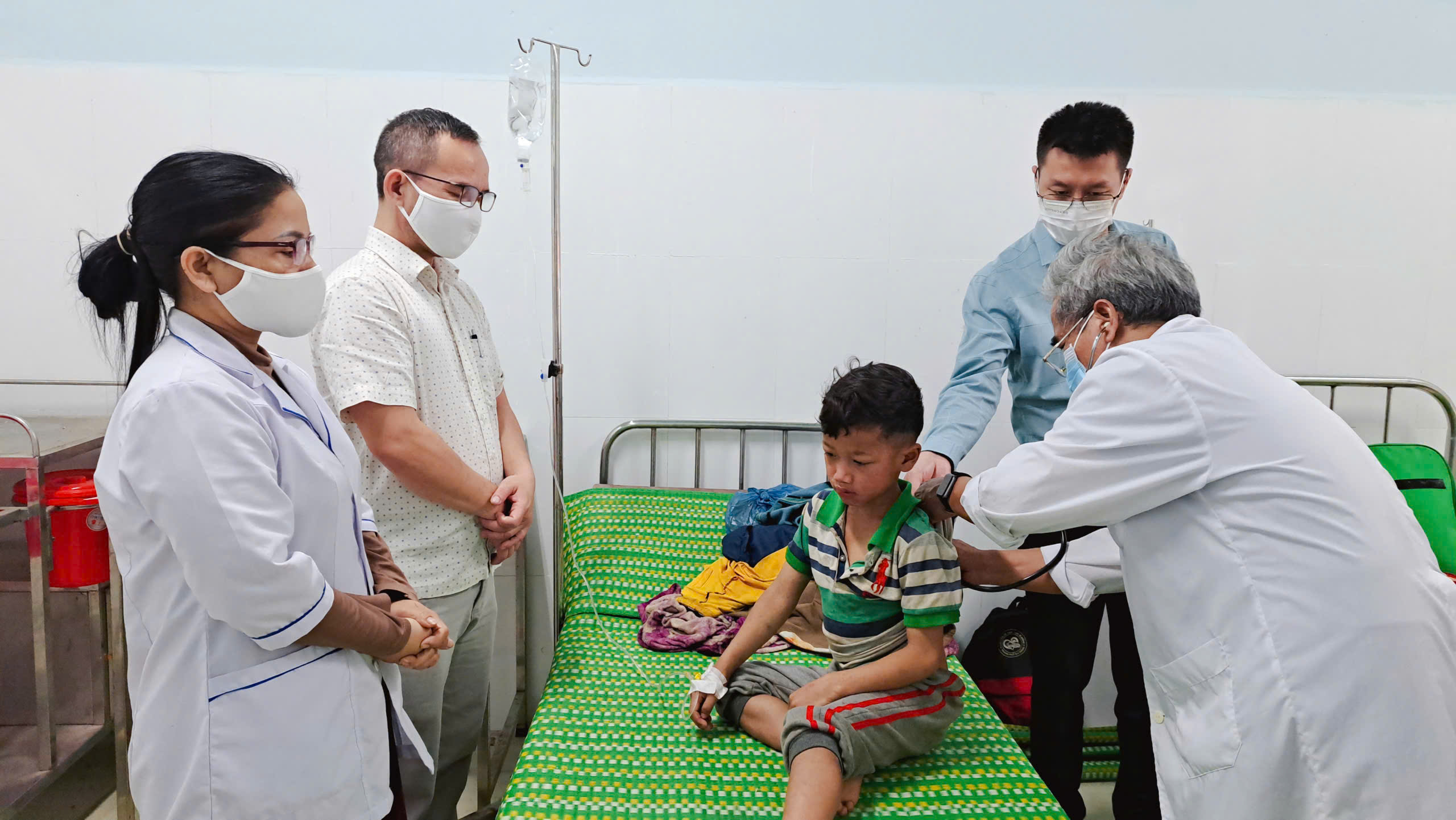  Khám sàng lọc các trường hợp sốt phát ban tại xã Trà Dơn, huyện Nam Trà My. Ảnh: Trung tâm Kiểm soát bệnh tật tỉnh Quảng Nam.