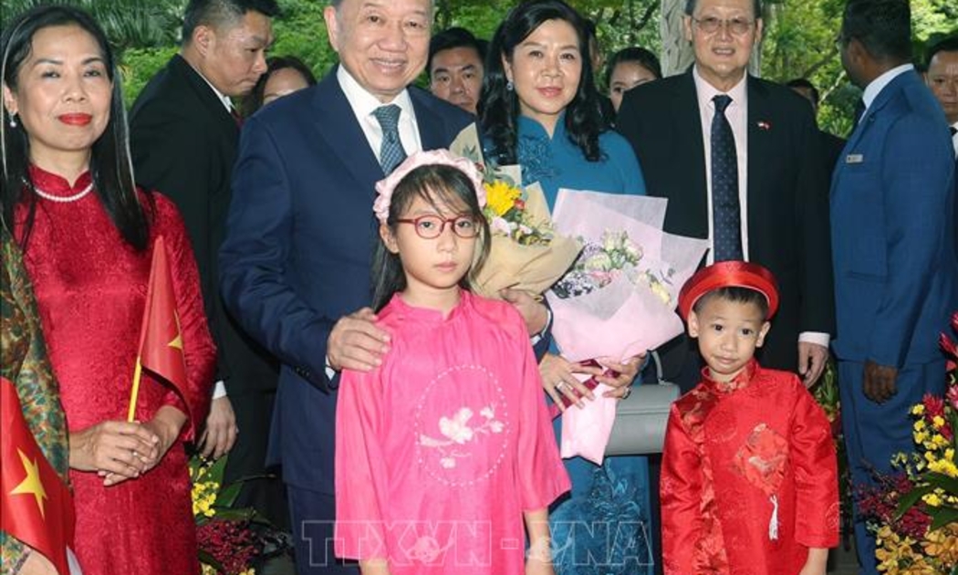 Cán bộ, nhân viên Đại sứ quán, đại diện cộng đồng người Việt Nam tại Singapore đón Tổng Bí thư Tô Lâm và Phu nhân - Ảnh: TTXVN
