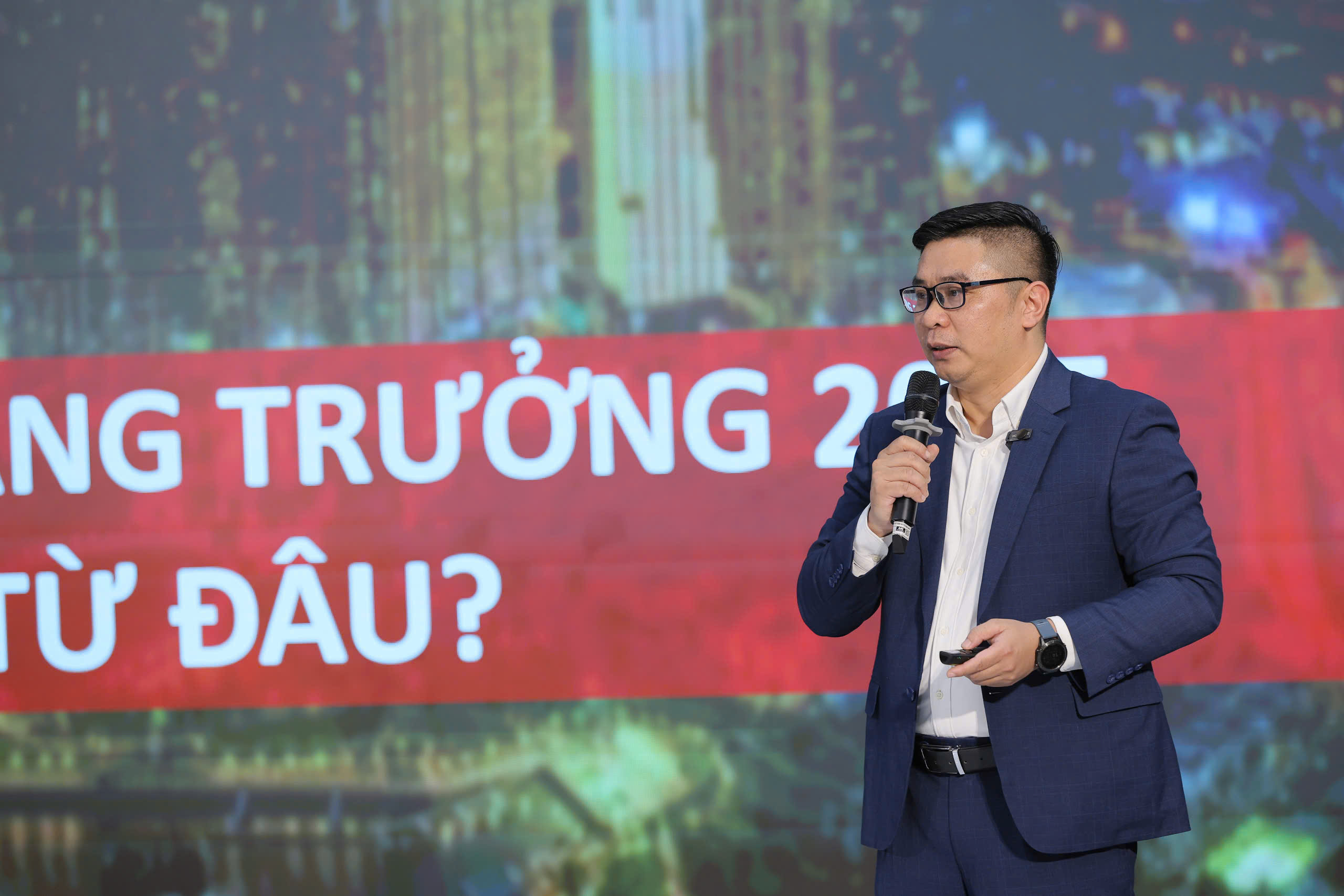 Ông Nguyễn Minh Tuấn, Tổng Giám đốc AFA Capital chia sẻ tại buổi tọa đàm với chủ đề “Bứt phá tăng trưởng 2025, động lực từ đâu?” diễn ra vào chiều ngày 12/3. Ảnh: Xuân Khoa.