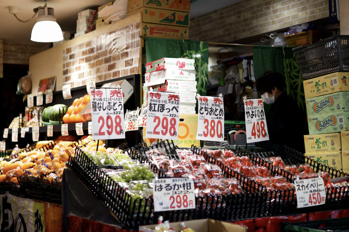 Gần 3 năm nay, tốc độ lạm phát lõi ở Nhật đã liên tục đạt hoặc vượt mục tiêu của BOJ - Ảnh: Reuters.