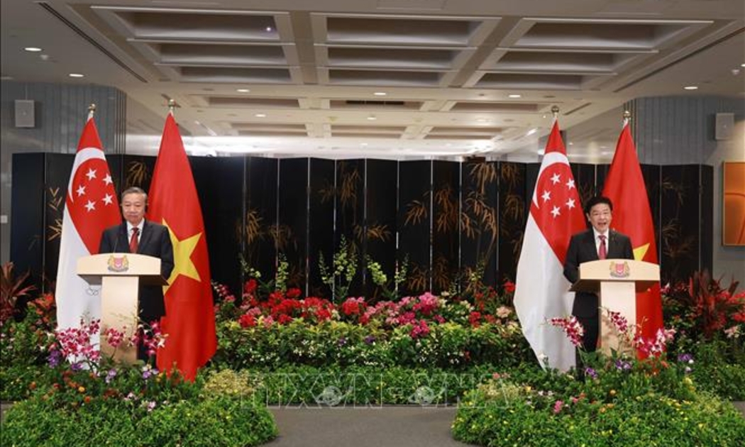 Tổng Bí thư Tô Lâm và Thủ tướng Cộng hòa Singapore, Tổng Thư ký Đảng Hành động Nhân dân Singapore (PAP) Lawrence Wong tại họp báo thông tin về kết quả hội đàm và chính thức công bố nâng cấp quan hệ Việt Nam - Singapore lên Đối tác Chiến lược toàn diện, ngày 11/3/2025 - Ảnh: TTXVN