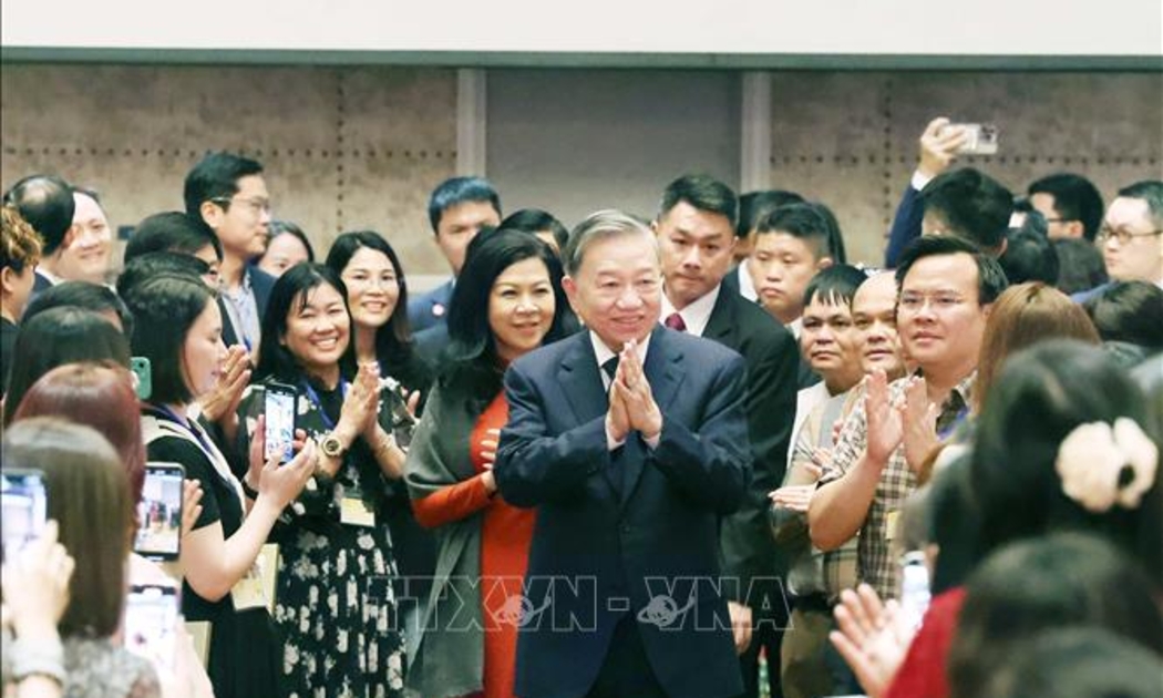 Tổng Bí thư Tô Lâm và Phu nhân gặp gỡ cán bộ, nhân viên cơ quan đại diện và đại diện cộng đồng người Việt Nam tại Singapore - Ảnh: TTXVN