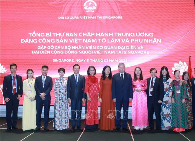 Tổng Bí thư Tô Lâm và Phu nhân chụp ảnh với cán bộ, nhân viên cơ quan đại diện và đại diện cộng đồng người Việt Nam tại Singapore - Ảnh: TTXVN