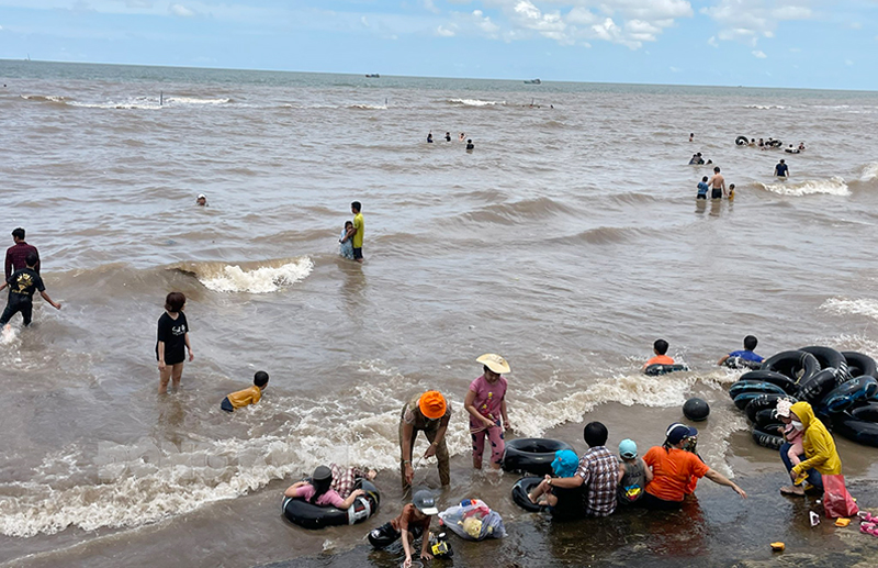 Du lịch biển Thạnh Ph&uacute; (Bến Tre) thu h&uacute;t đ&ocirc;ng đảo du kh&aacute;ch.