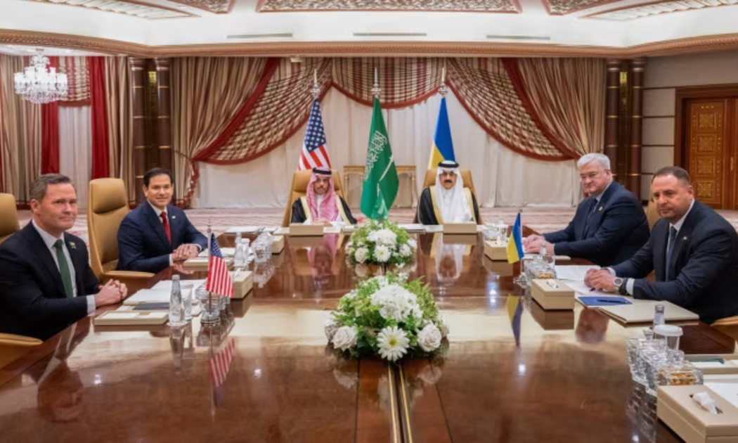 Các quan chức Mỹ và Ukraine cùng đại diện của Saudi Arabia tại cuộc đàm phán giữa Mỹ và Ukraine tại Jeddah, Saudi Arabia ngày 11/3 - Ảnh: Getty Images