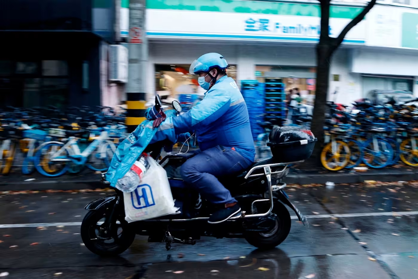 Tài xế giao hàng của Ele.me (Alibaba), nền tảng giao đồ ăn lớn thứ hai tại Trung Quốc - Ảnh: Getty Images. 