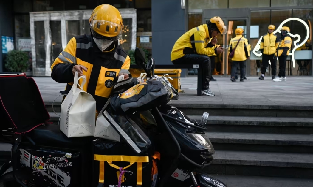 Tài xế giao đồ ăn của Meituan - Ảnh: Getty Images.