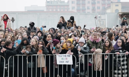 Đám đông bên ngoài các show diễn có đóng góp doanh thu cho thương hiệu?