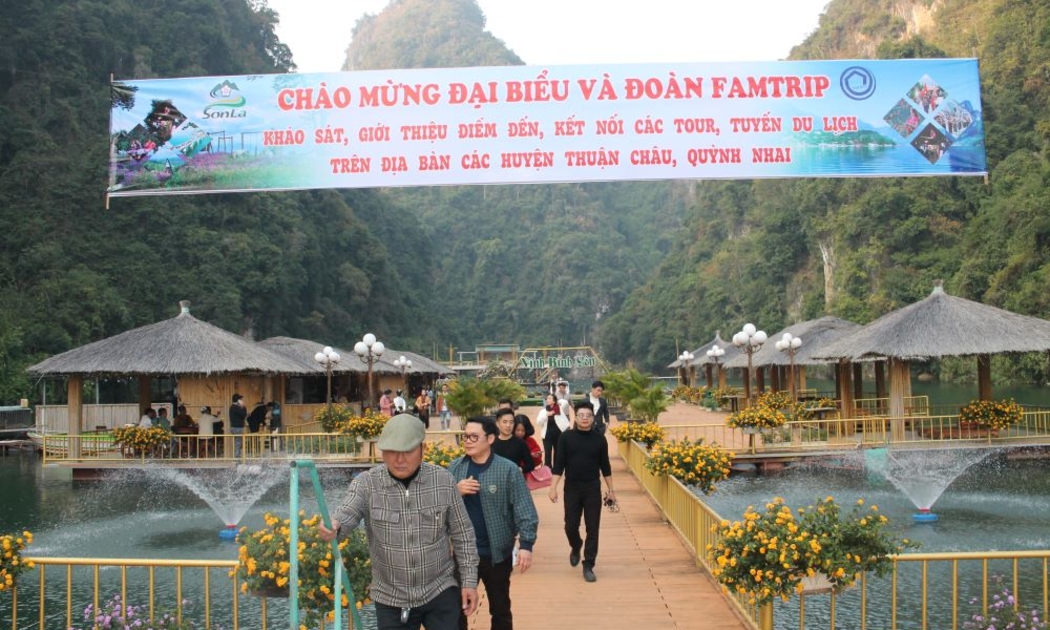 Một chuyến Famtrip do Câu lạc bộ Lữ hành UNESCO Hà Nội tổ chức. Ảnh: Chu Khôi.