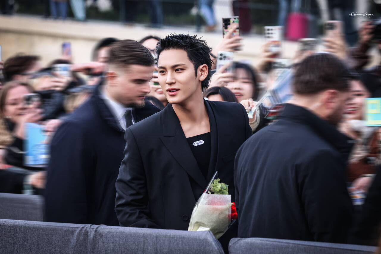 Nam thần tượng Mingyu (SEVENTEEN) tại show diễn Dior mới đây.