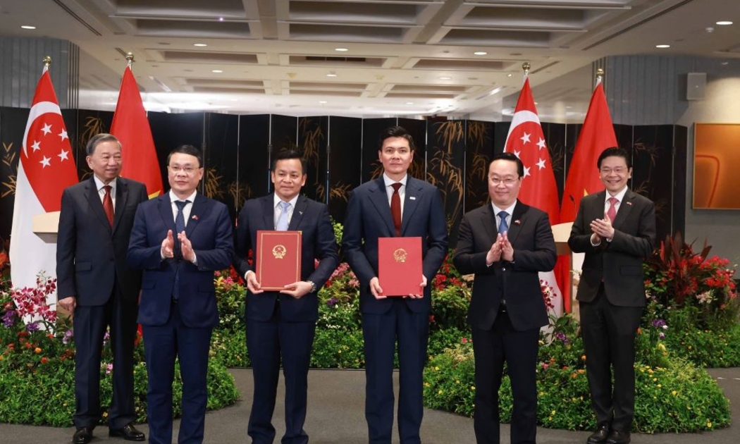 Dưới sự chứng kiến của Tổng Bí tư Tô Lâm và Thủ tướng Cộng hòa Singapore, Bí thư Tỉnh uỷ Nam Định trao quyết định dự án VSIP Nam Định cho nhà đầu tư Singapore.