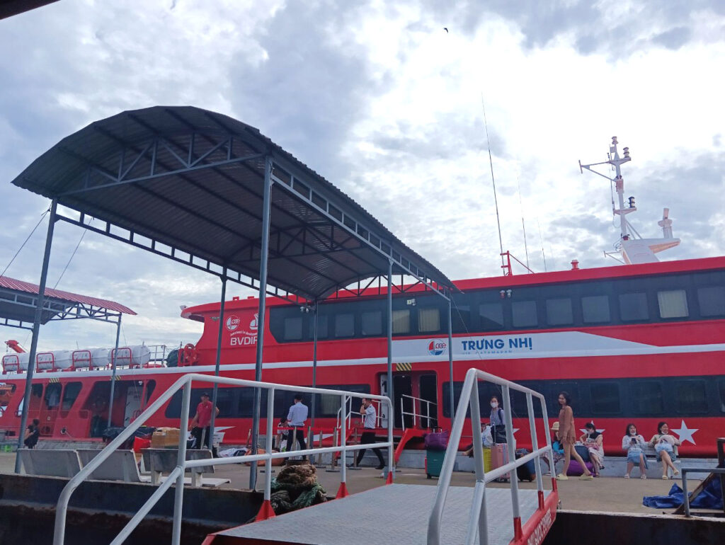Tàu cao tốc tuyến Trần Đề - Côn Đảo của Phú Quốc Express hiện đang kín chỗ vào các ngày cuối tuần.