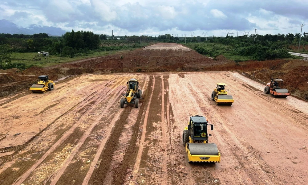 Nhu cầu đá vật liệu cho cao tốc đoạn Cần Thơ - Cà Mau cần hơn 2 triệu m3. Trong ảnh: Nhà thầu thi công san lấp cao tốc Cần Thơ - Cà Mau. Ảnh: Việt Hùng