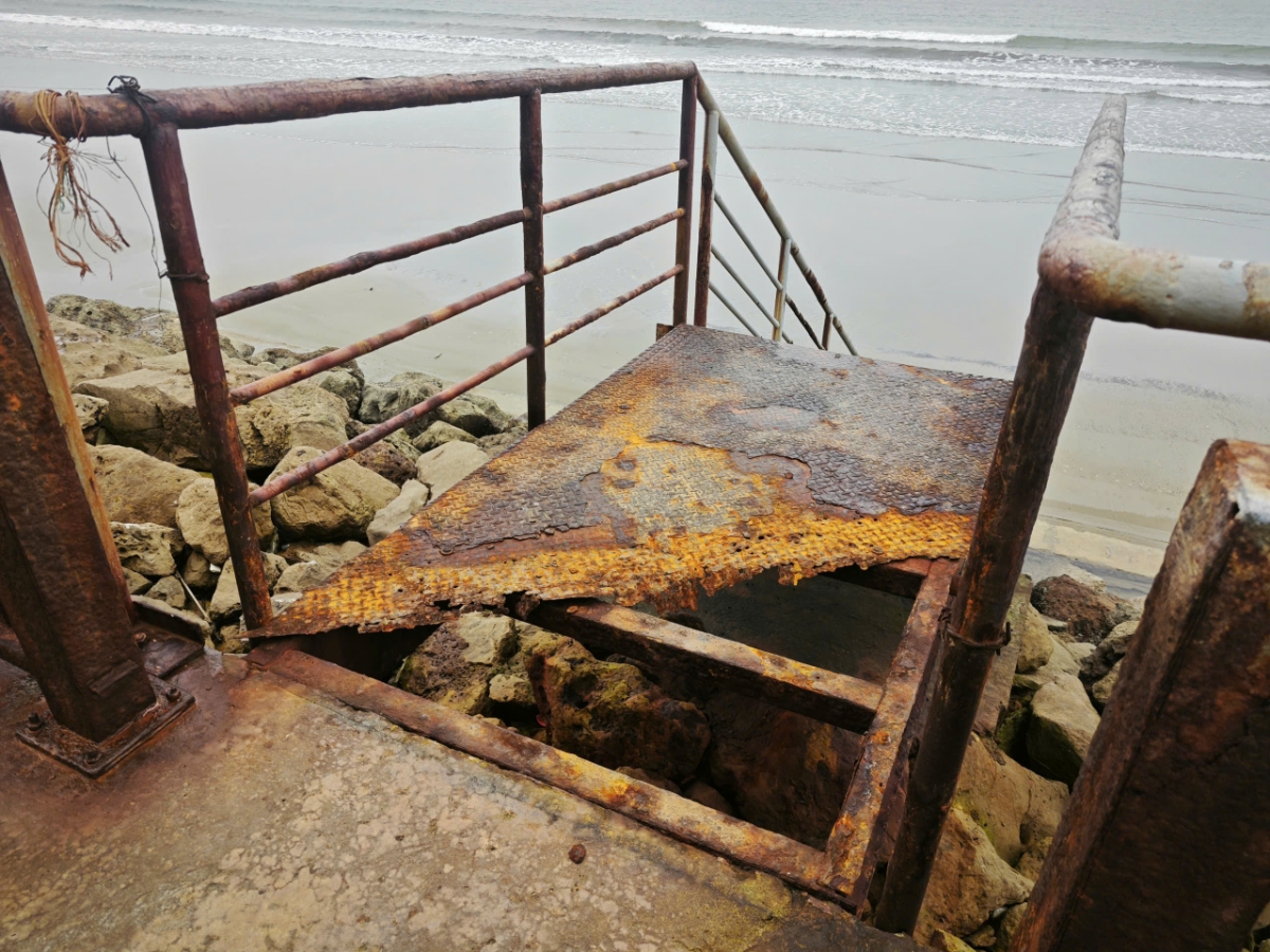 H&igrave;nh ảnh nhếch nh&aacute;c tại cầu thang, lối đi&nbsp;phục vụ du kh&aacute;ch xuống bờ biển tại khu vực tr&ecirc;n