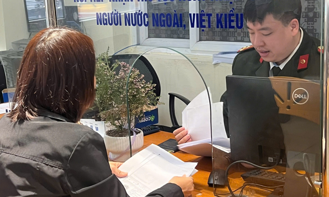 Cán bộ Phòng Quản lý Xuất nhập cảnh tiếp nhận thủ tục xuất, nhập cảnh cho người nước ngoài.