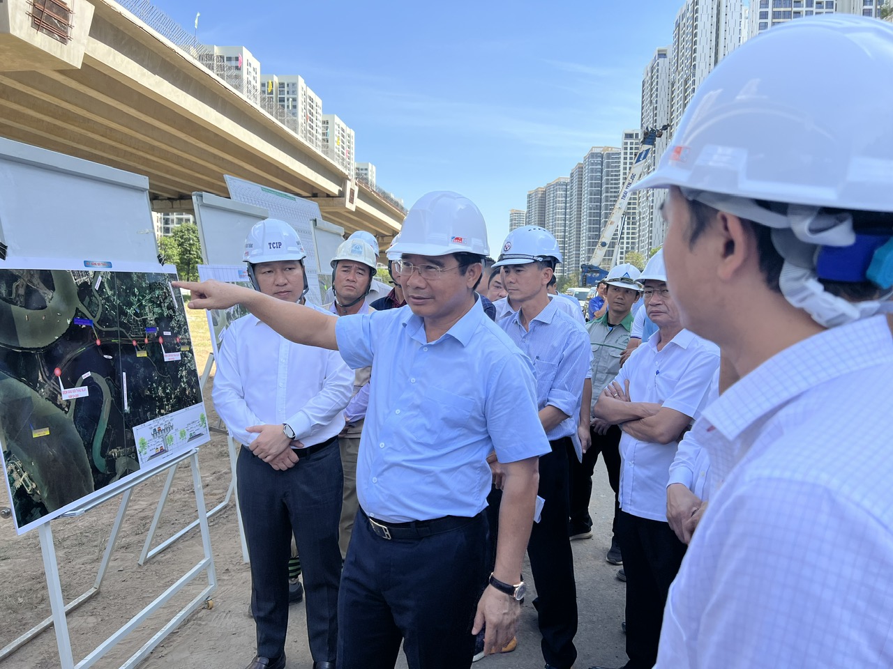  Chủ tịch Ủy ban nhân dân TP.HCM Nguyễn Văn Được cùng đoàn công tác khảo sát Dự án xây dựng đường Vành đai 3 đoạn thuộc thành phốThủ Đức - Nguồn: Cổng thông tin điện tử TP.HCM, 
