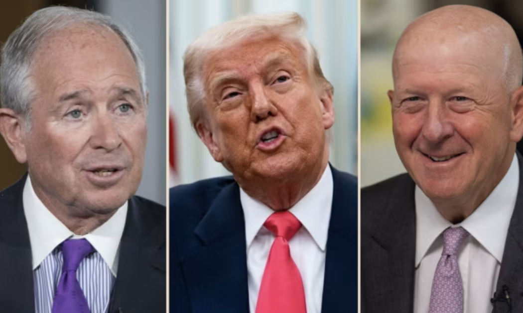 Từ trái qua: CEO Stephen Schwarzman của Blackstone, Tổng thống Donald Trump, và CEO David Solomon của Goldman Sachs - Ảnh: Bloomberg/FT.