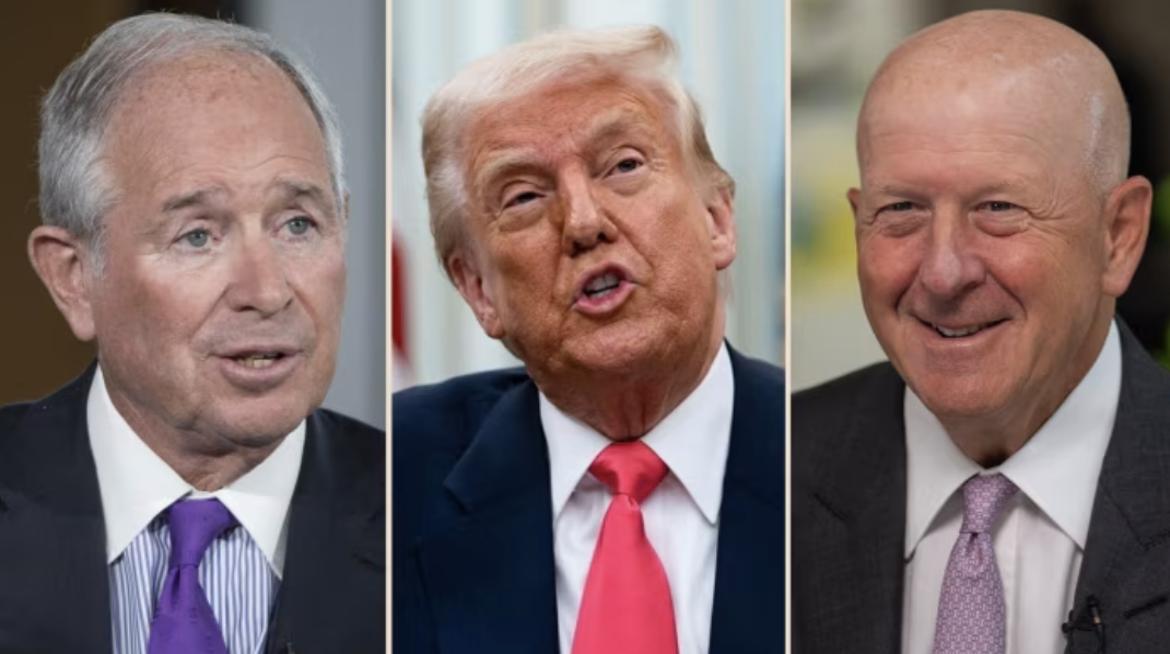 Từ trái qua: CEO Stephen Schwarzman của Blackstone, Tổng thống Donald Trump, và CEO David Solomon của Goldman Sachs - Ảnh: Bloomberg/FT.