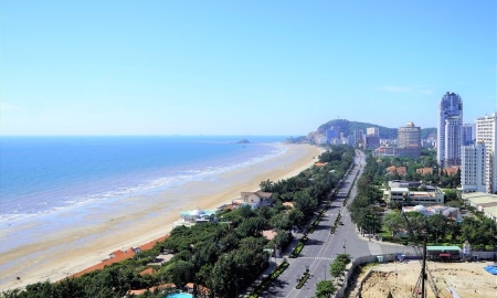 Toàn cảnh Bãi Sau - Vũng Tàu với phần cây xanh bóng mát phía bãi biển dọc trục đường Thùy Vân là hàng loạt cơ sở du lịch, nghỉ dưỡng, choáng hết không gian công cộng lẽ ra thuộc về người dân