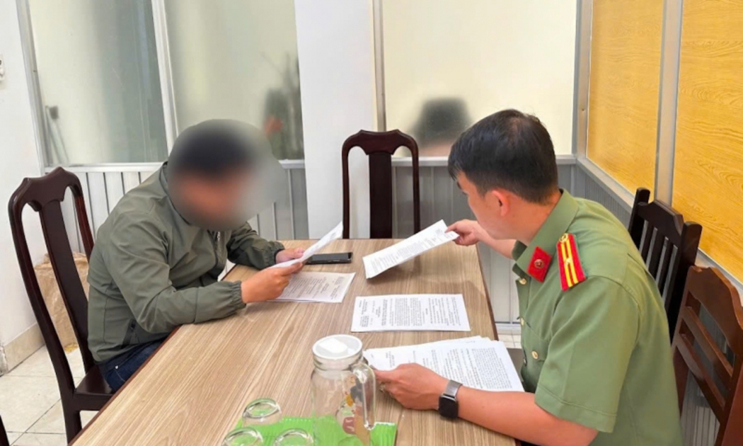 Ông C. thừa nhận đã dùng thông tin cá nhân đăng ký và sử dụng tên miền quốc tế để quảng cáo dịch vụ cho vay trực tuyến tại Cà Mau - Ảnh: Công an TP. Cần Thơ.