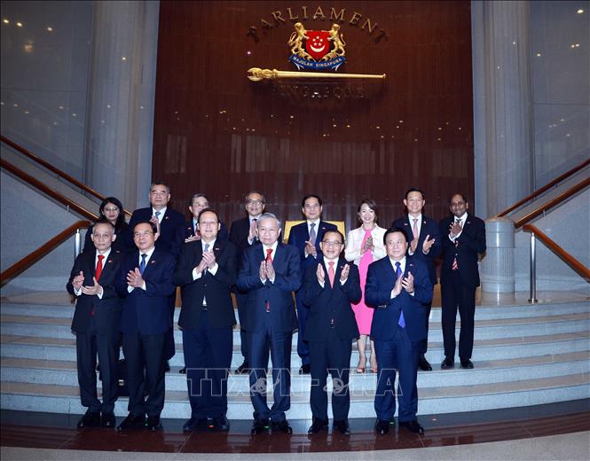 Tổng Bí thư Tô Lâm, Chủ tịch Quốc hội Singapore Seah Kian Peng và các đại biểu chụp ảnh chung. Ảnh: TTXVN.