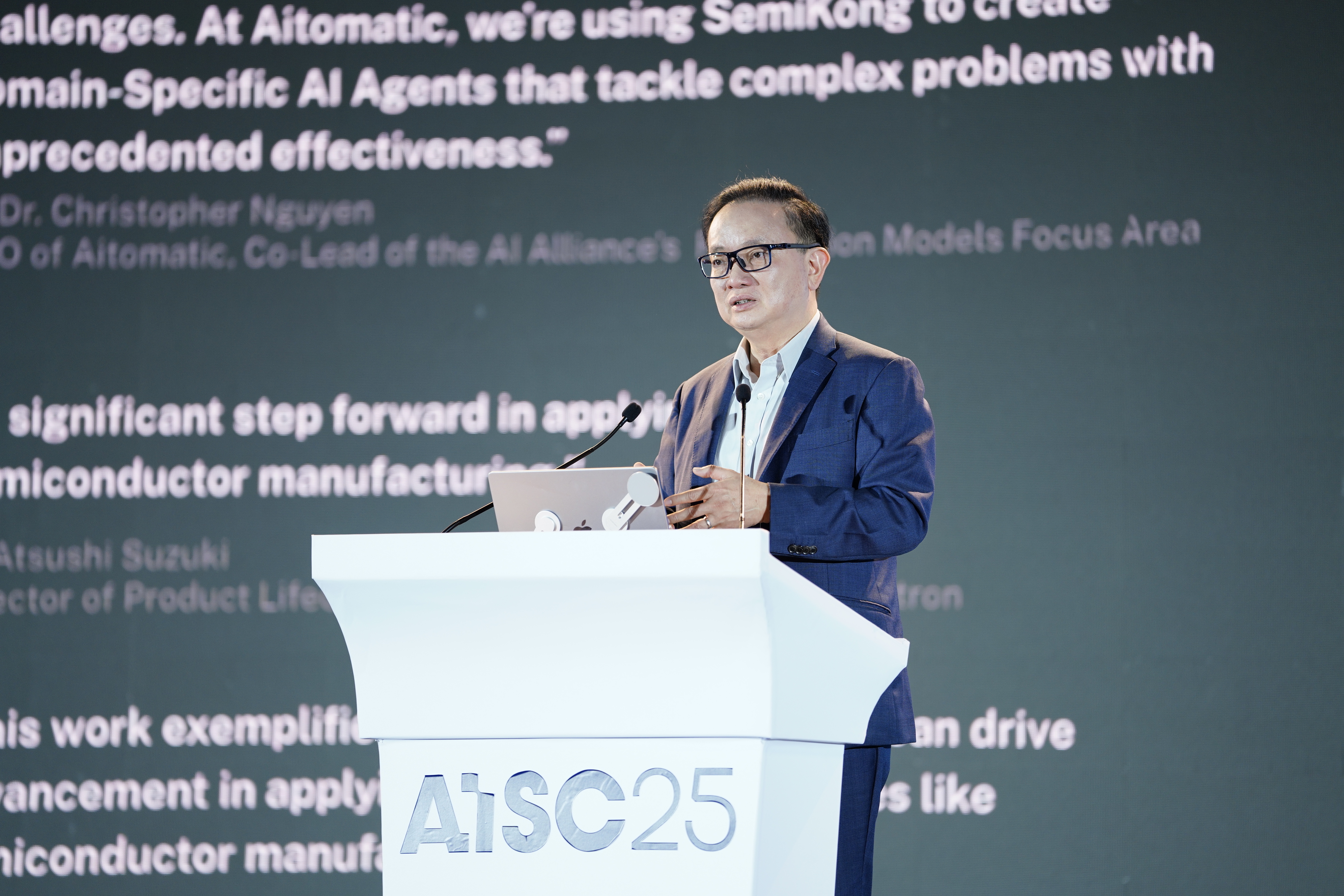 Ông Christopher Nguyễn, CEO của Aitomatic, tại AISC 2025.