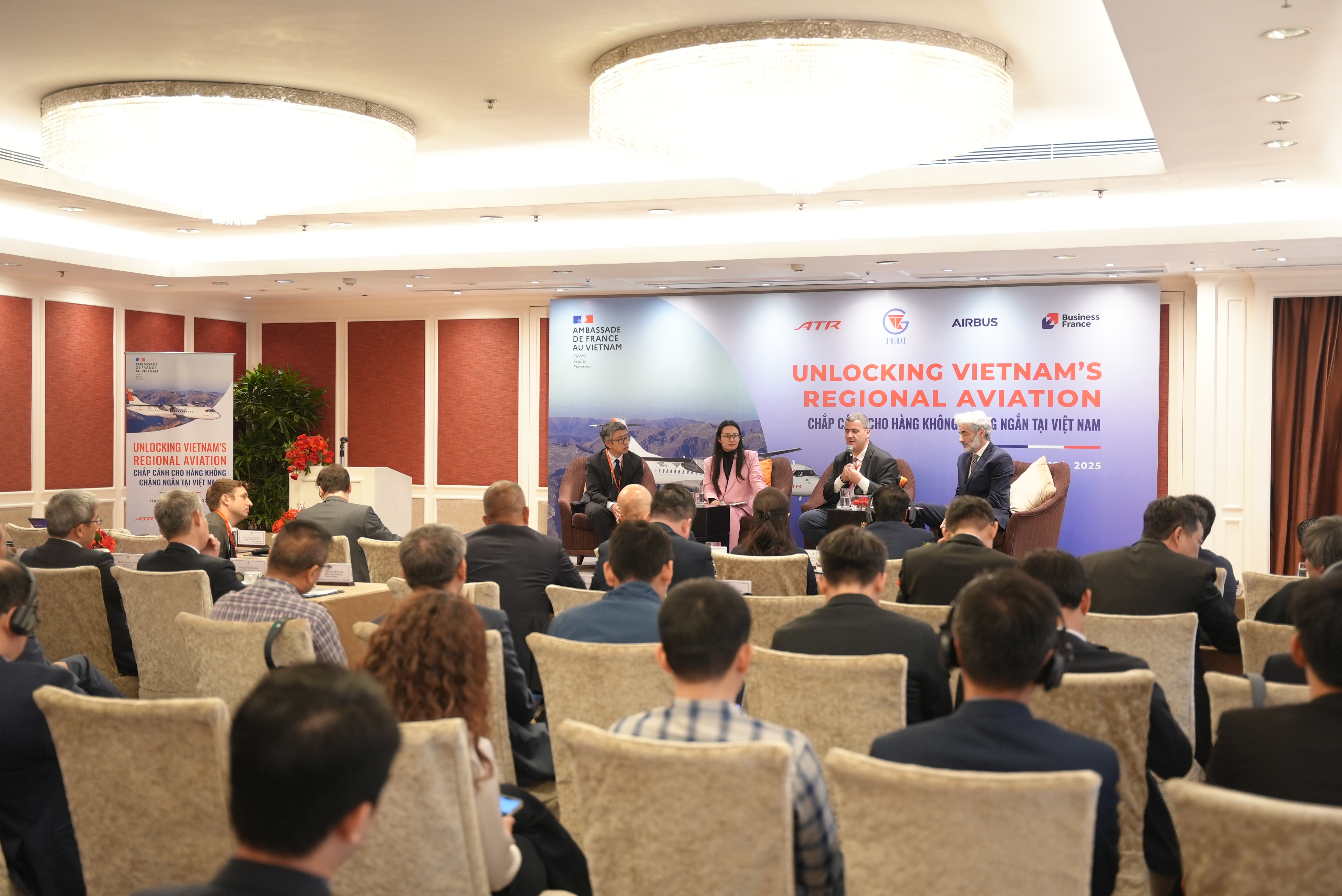 Các chuyên gia thảo luận với chủ đề 