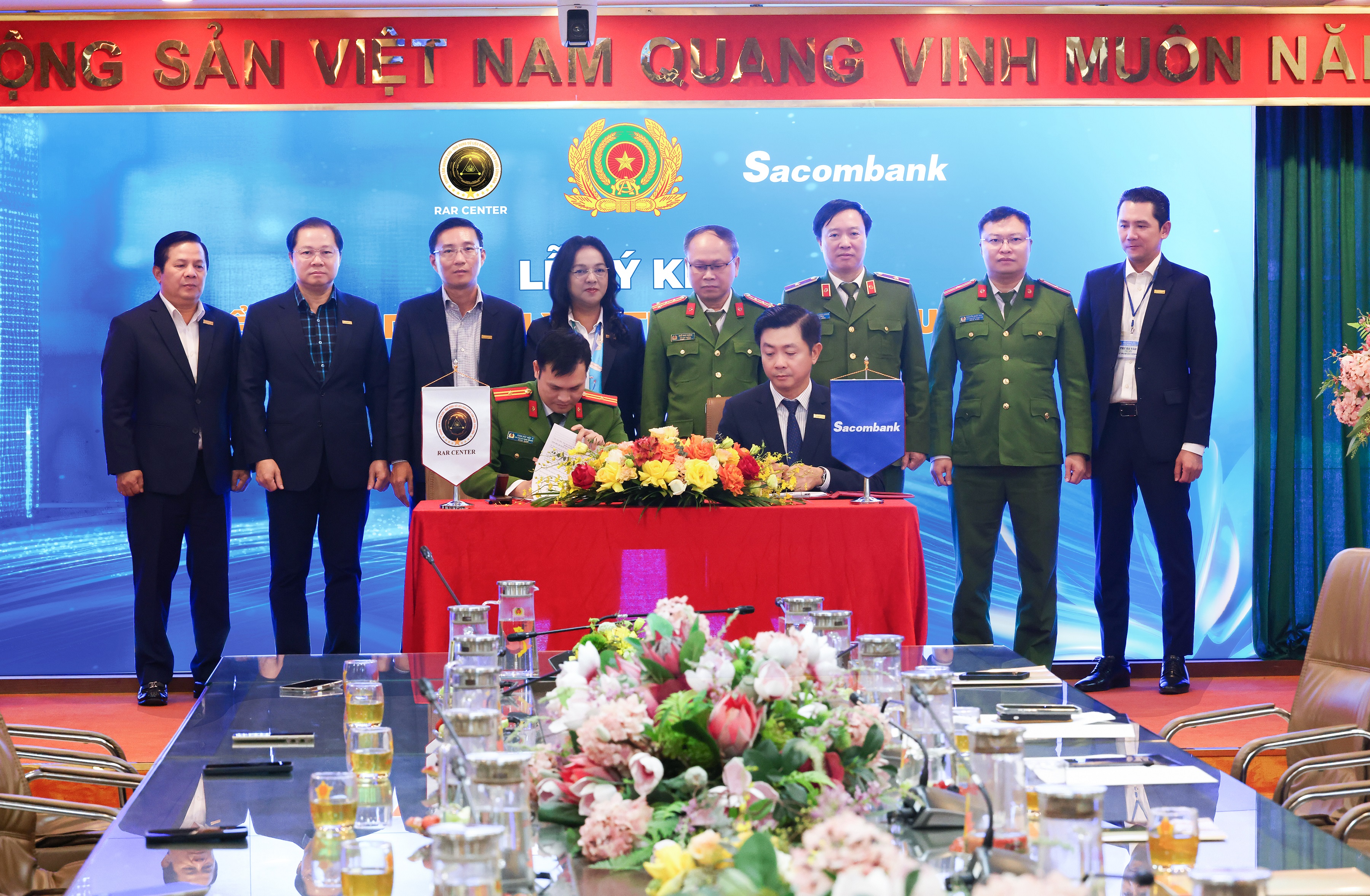Đại diện ký kết: Ông Phan Đức Hiệp - Phó giám đốc Trung tâm nghiên cứu ứng dụng dữ liệu dân cư và căn cước công dân (Trung tâm RAR) và ông Nguyễn Minh Tâm - Phó Tổng giám đốc Sacombank tại lễ ký kết chiều 12/3.