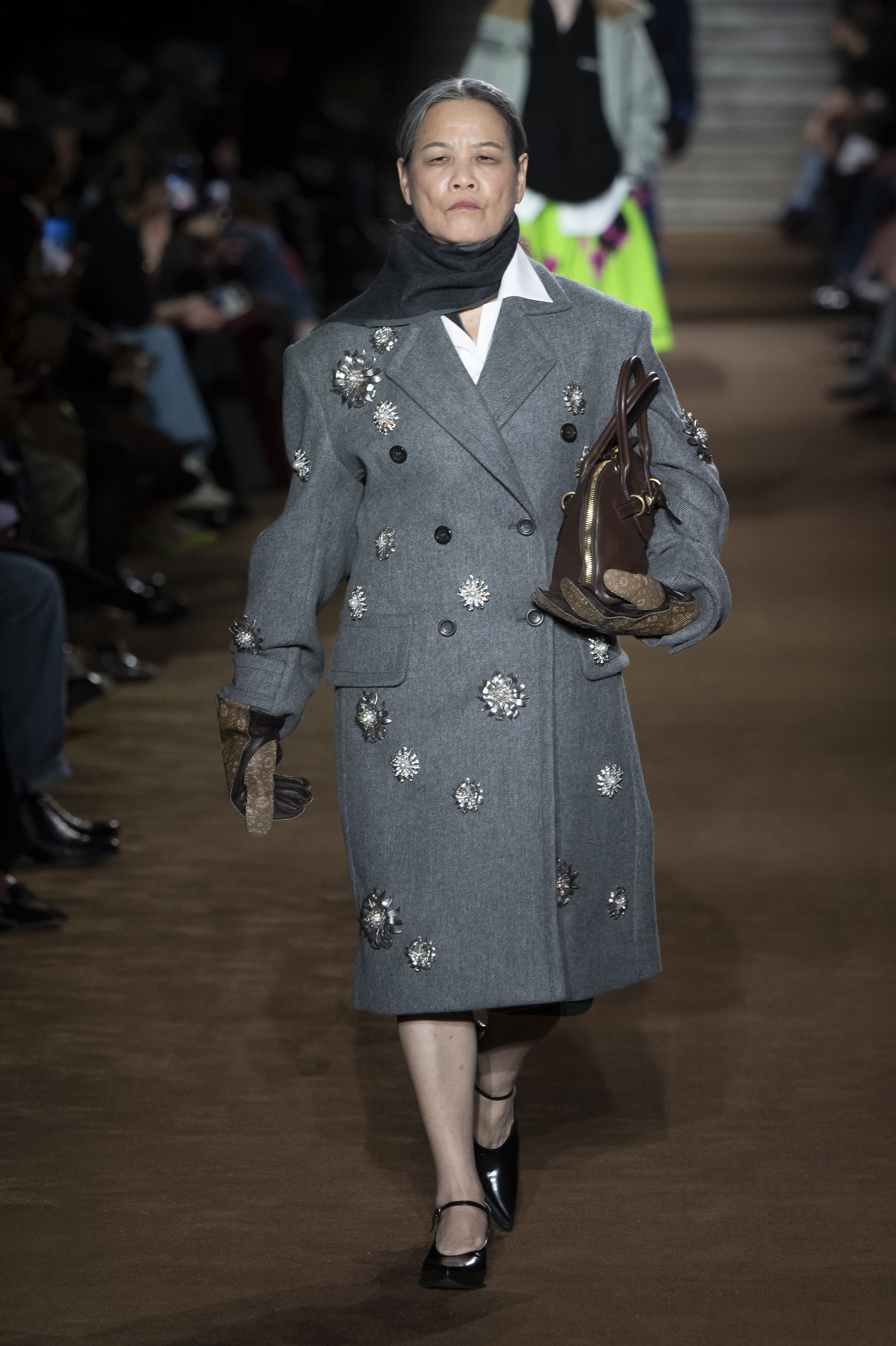 B&aacute;c sĩ Tần Huệ Lan, kh&aacute;ch h&agrave;ng trung th&agrave;nh của Tập đo&agrave;n Prada tại Thượng Hải, sải bước tr&ecirc;n s&agrave;n catwalk của MiuMiu.