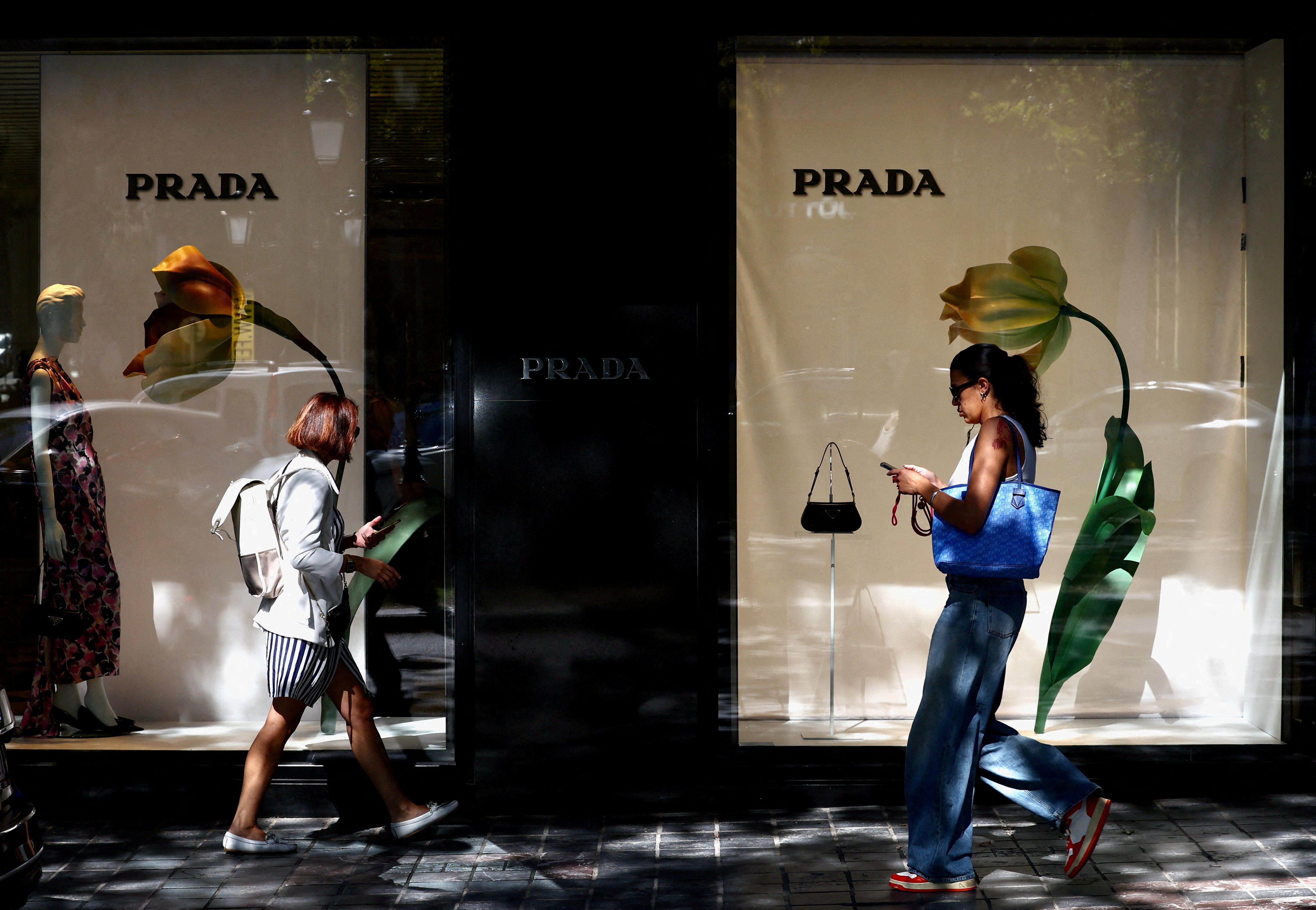 Prada trở thành tâm điểm bàn tán vì “lời nguyền Prada” – chuỗi bê bối liên tiếp của các đại sứ thương hiệu kể từ năm 2020 đến nay.