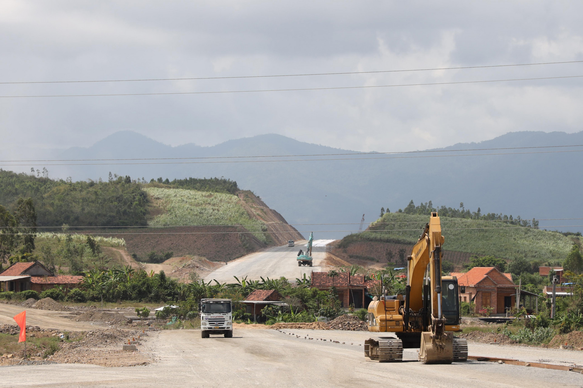 Nhiều đoạn cao tốc Khánh Hòa - Buôn Ma Thuột còn bị vướng nhà dân làm ảnh hưởng đến tiến độ thi công. Ảnh: Vân Kỳ