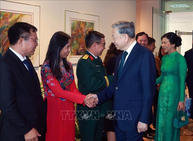 Cán bộ, nhân viên Đại sứ quán tiễn Tổng Bí thư Tô Lâm và Phu nhân - Ảnh: TTXVN