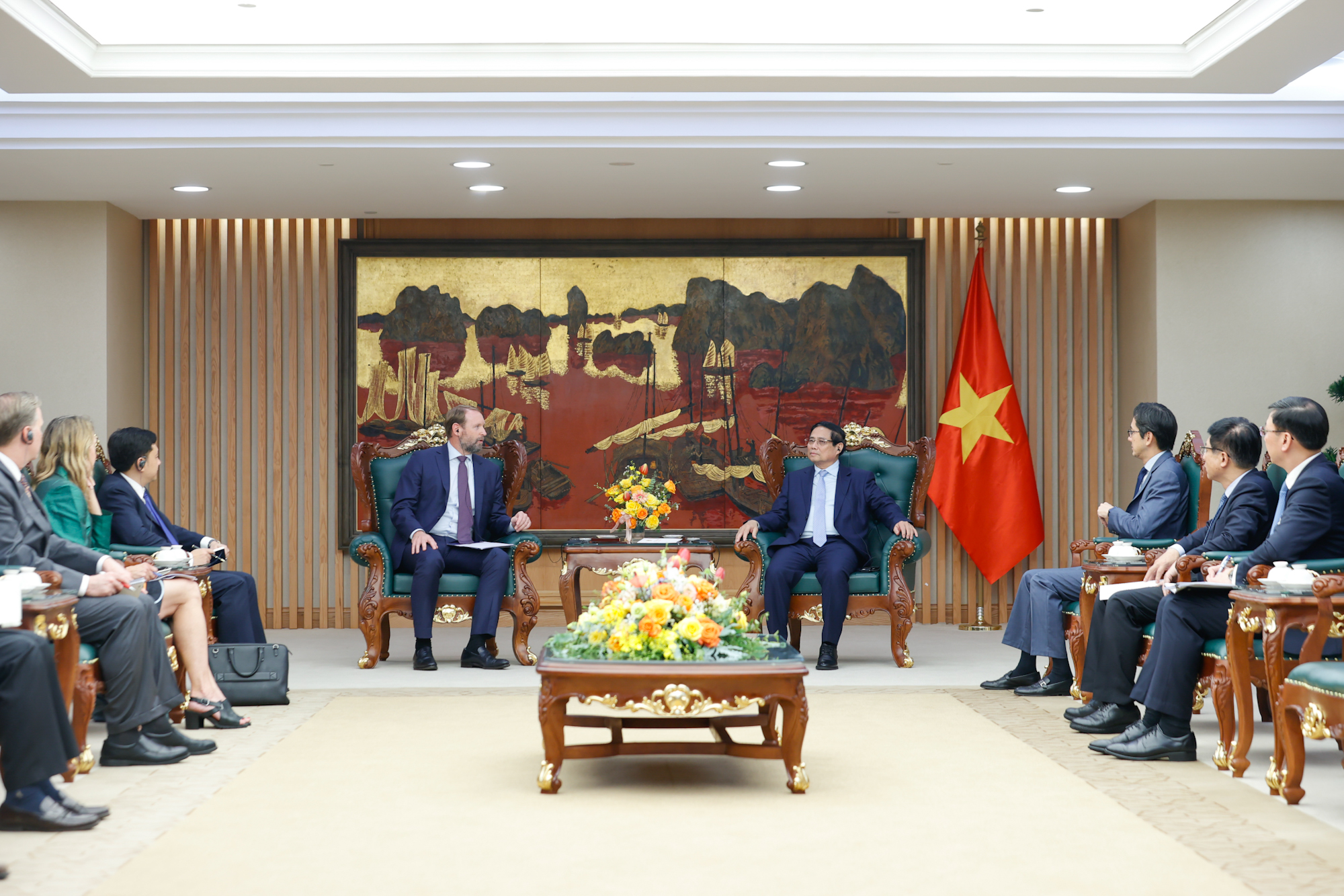 Tiếp &ocirc;ng Nate Franklin, Chủ tịch Tập đo&agrave;n Pacifico Energy (PE) của Hoa Kỳ, Thủ tướng Phạm Minh Ch&iacute;nh cho biết&nbsp;Ch&iacute;nh phủ sẽ sớm ban h&agrave;nh c&aacute;c nghị định về điện gi&oacute; để tạo h&agrave;nh lang ph&aacute;p l&yacute; với nhiều khuyến kh&iacute;ch cho c&aacute;c nh&agrave; đầu tư tham gia lĩnh vực điện gi&oacute; ngo&agrave;i khơi.