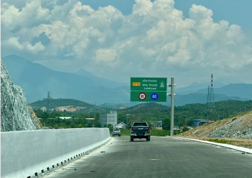 Các dự án cao tốc nối Phú Yên với Khánh Hòa đang tăng tốc hoàn thành. Ảnh: Mỹ Lệ