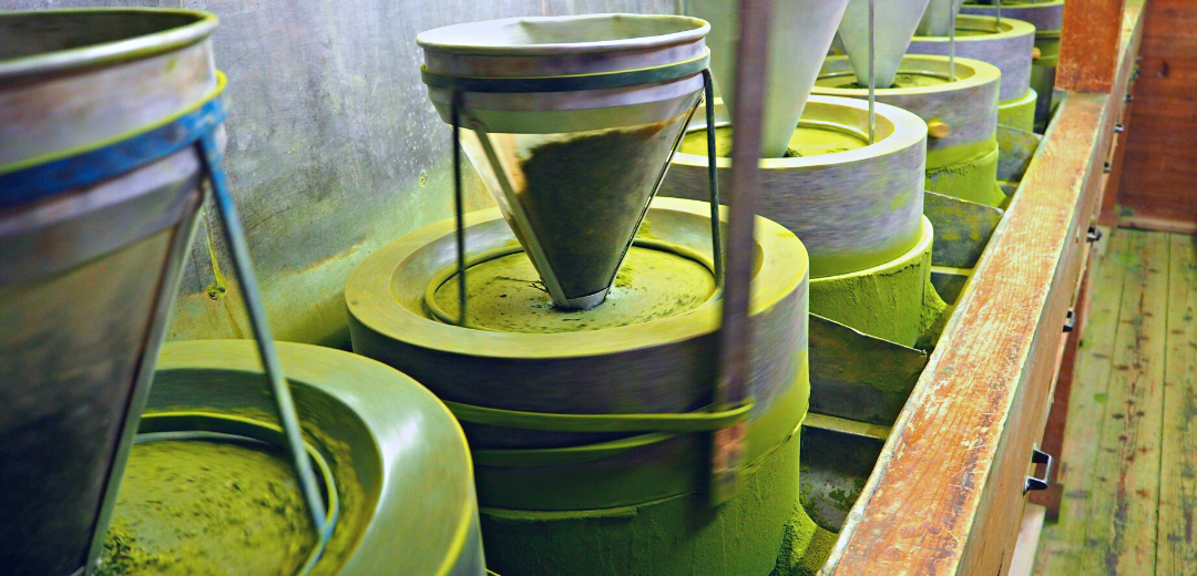 Mỗi máy nghiền chỉ có thể xử lý khoảng 40 gram matcha mỗi giờ - tương đương với 10 đến 12 ly matcha latte.