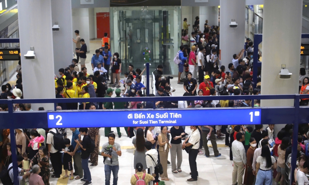 Người dân xếp hàng đông đúc tại ga Bến Thành tuyến Metro số 1 vào ngày vận hành thương mại đầu tiên (22/12/2024).