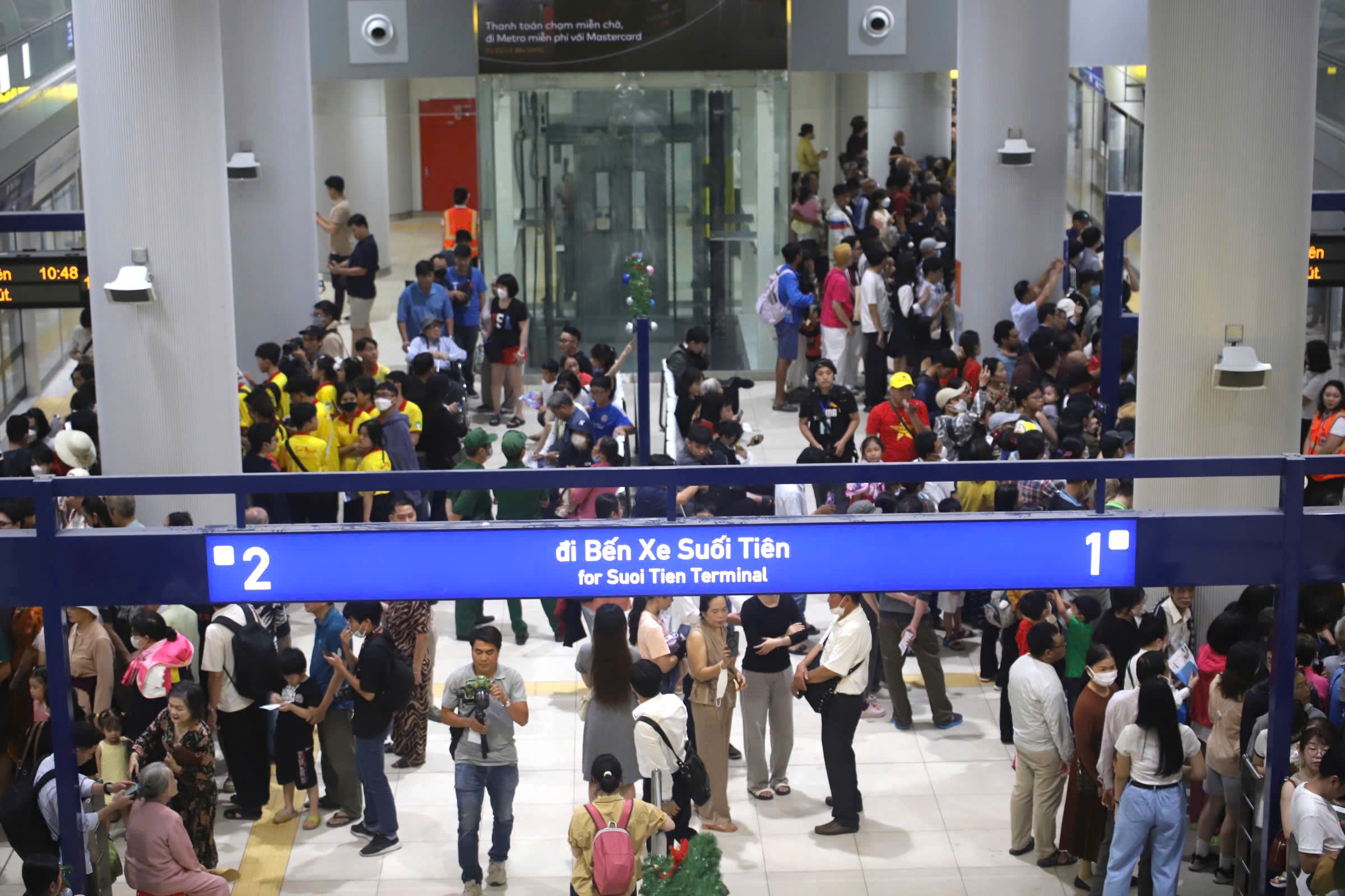 Người dân xếp hàng đông đúc tại ga Bến Thành tuyến Metro số 1 vào ngày vận hành thương mại đầu tiên (22/12/2024).