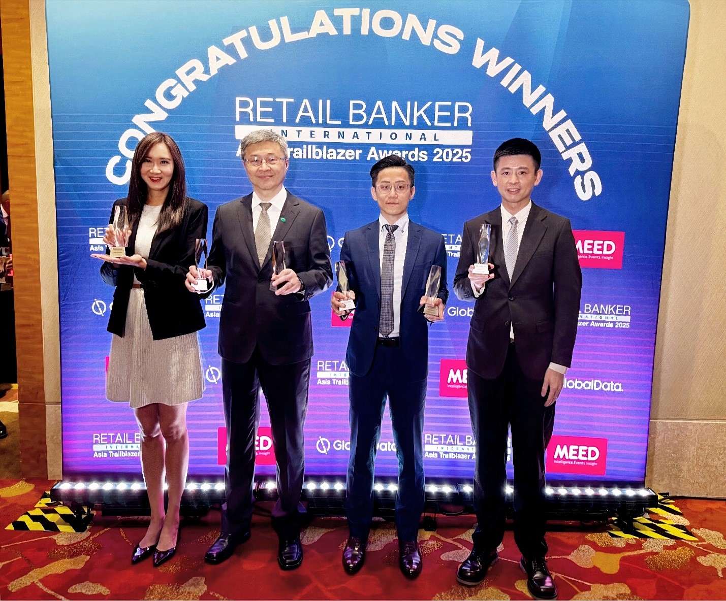 C&aacute;c đại diện của ng&acirc;n h&agrave;ng Cathay United Bank nhận giải tại sự kiện Retail Banker International 2025. Ảnh: CUB.