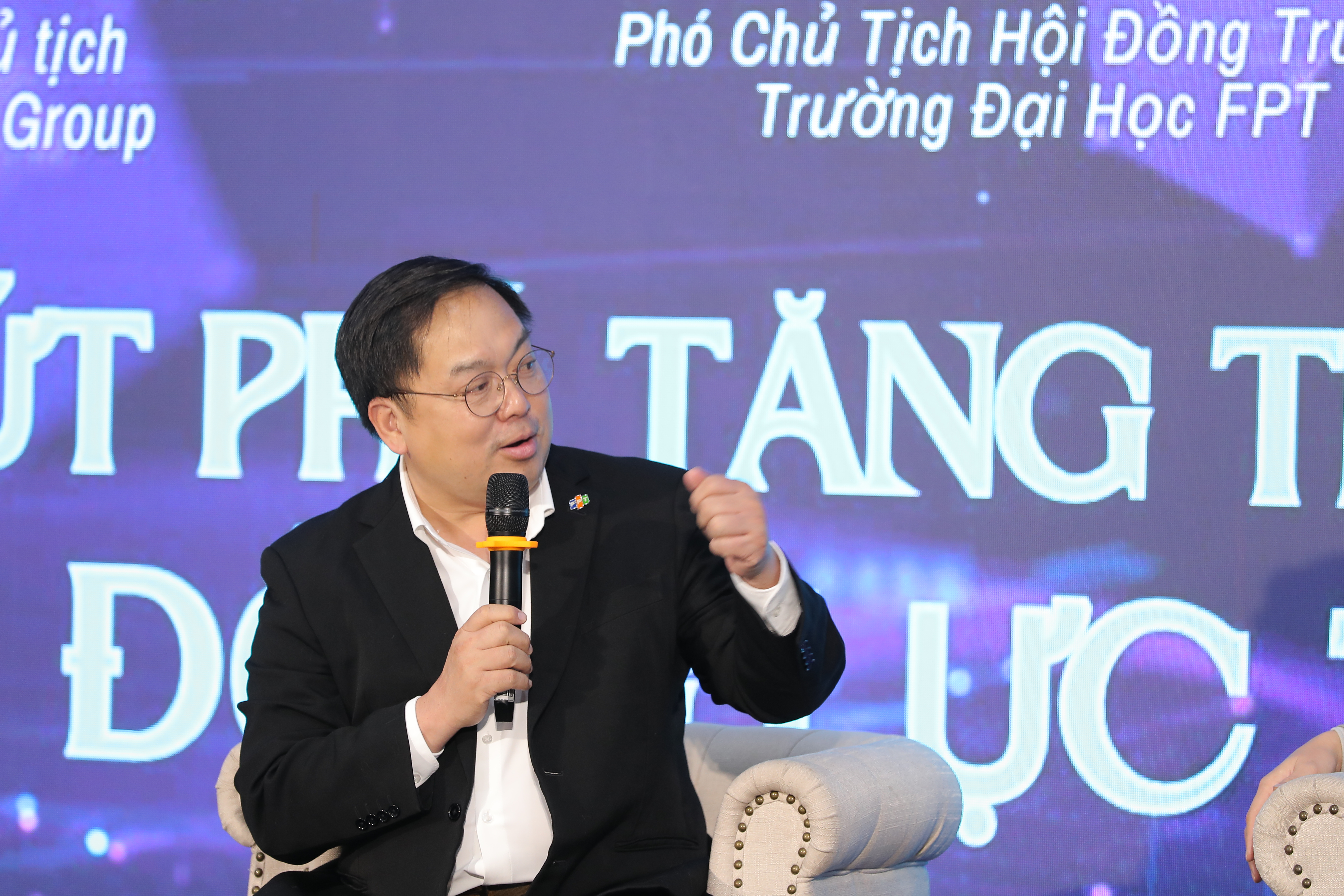 Ông Hoàng Nam Tiến, Phó Chủ tịch Hội đồng Trường Đại học FPT, phát biểu tại toạ đàm 12/03.
