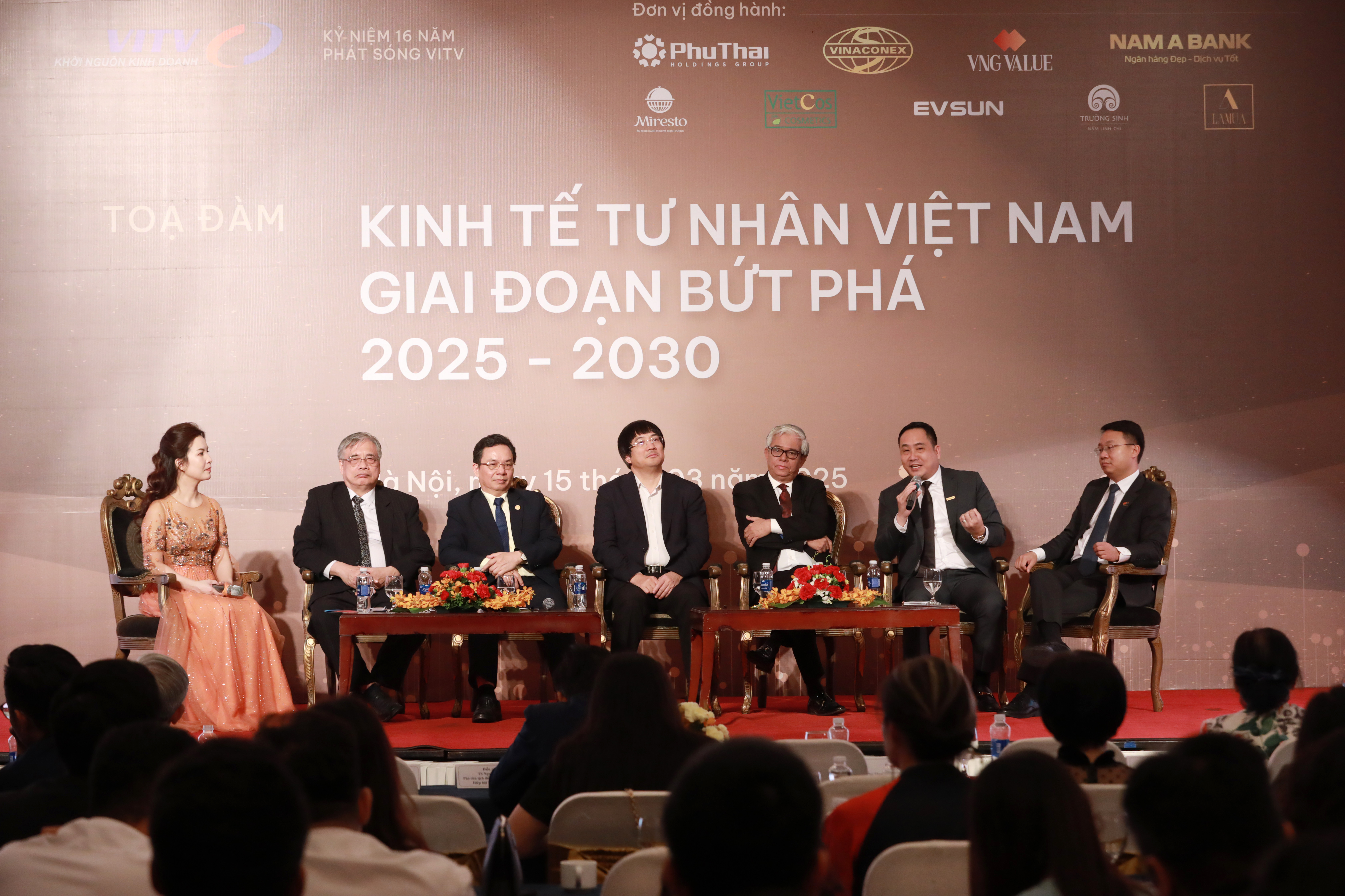 Toàn cảnh phiên tọa đàm.