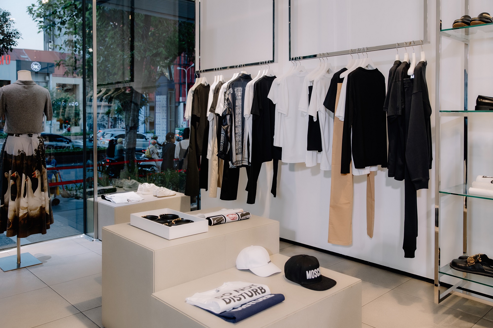 Không gian cửa hàng thể hiện rõ nét tinh thần sáng tạo và phá cách của Moschino.