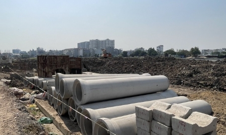 Cống, kè đang tập kết để thi công tuyến đường hai bên bờ kênh. Ảnh: Thu Hồng