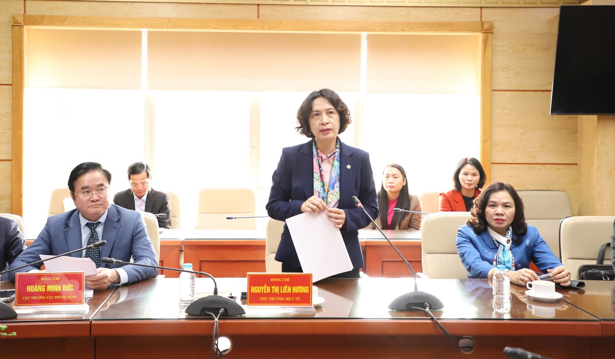 Thứ trưởng Bộ Y tế Nguyễn Thị Liên Hương thông tin tại lễ tiếp nhận vaccine. Ảnh: Nguyễn Nhiên. 
